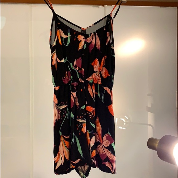 NWT Mink Pink Floral Romper With Pockets - Picture 3 of 7